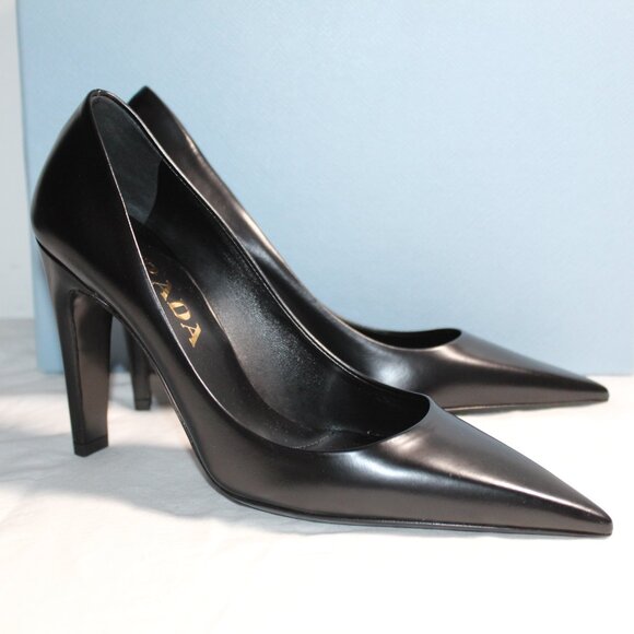 NWOB PRADA Triangle Show Pumps Black Heels 35 - Picture 1 of 6